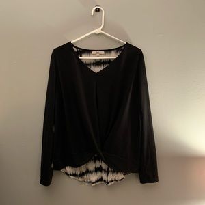 “Ya Los Angeles” Medium Black and white V neck